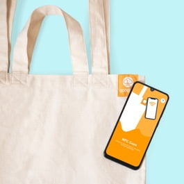 Una foto di una borsa tote sostenibile goodbag che viene scannerizzata con un telefono NFC