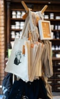 Nachhaltige Goodbag-Einkaufstaschen, die auf einem Ständer in einem Geschäft angeboten werden